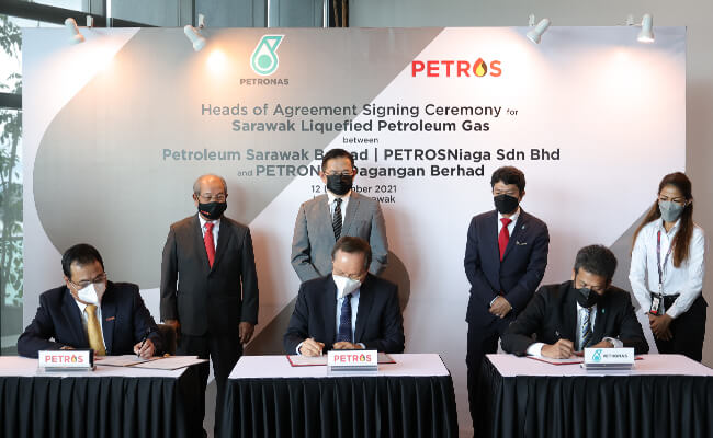 Signing of the Heads of Agreement for Sarawak LPG between PETROS, PETROSNiaga and
PETRONAS Dagangan Berhad